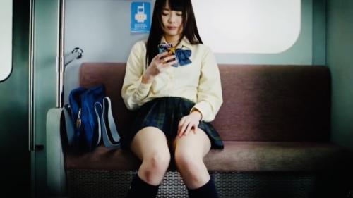 【パンチラ】電車内で目の前の座席に座ってたSランク制服女子…色んなエッチな妄想を加速させる姿勢と生パンに視線はロックオン