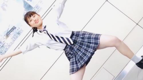 【パンチラ】キレキレな動きのダンスをする制服女子たちの、気になるエッチなアソコに視線がイッてしまう絶景にロックオン