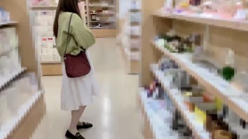 【パンチラ】店内で見かけたお姉さんの素晴らしい絶景…お尻に食い込むTバックとノーブラで綺麗な乳首に初お目見え