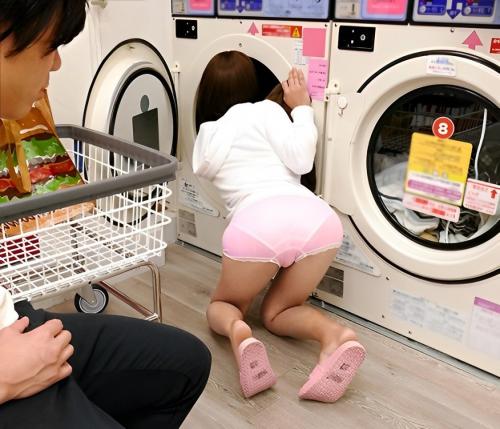 コインランドリーにいる無防備な美女…勃起がバレるもまさかの神展開⁉『すごい…勃ってる…』発情誘惑されめちゃくちゃヤッた話