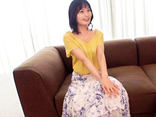 【熟女×ハメ撮り】三十路//色白貧乳デカ乳首♥31歳お上品なスレンダー美淑女※性欲溜め込んだ清楚ま◯こでド卑猥交尾！