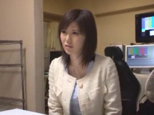 旦那に黙って借金してる美人奥様が高額バイトに応募したらAVで…渋る彼女に出演ごり押しして試しにフェラさせ勝手に口に射精…