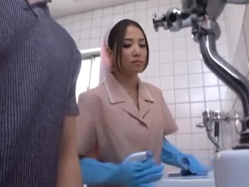 『この人のは大きそう…』トイレ掃除しながらおしっこしてる男の肉棒覗き見する便所清掃員のおばさんに勃起させて挑発したら…