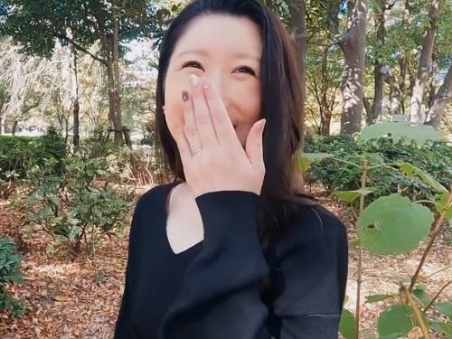とても四十路間近に見えない色白艶肌のアラフォー奥様❤旦那とはセックスレスでセフレがいながら更なる刺激求めてAV応募！