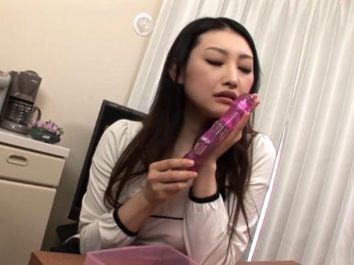 性欲旺盛なスレンダー巨乳奥様が旦那との普通のSEXに満足出来ず…リビングで愛用玩具使って自慰してたら義弟に覗き見られて…