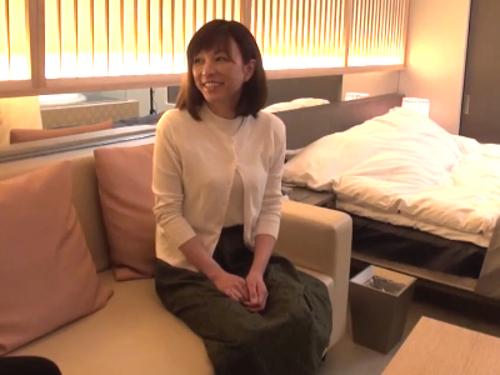 とても50代には見えない美貌の見た目清楚な美熟奥様が❤根はSEX好きで性欲我慢出来ずAV応募して男優の愛撫に悦び感じ絶頂