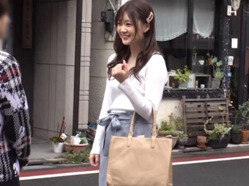 笑顔が可愛いロリ顔の若奥様ナンパして謝礼渡し包茎童貞の皮剥き&チンカス洗い頼んだら…ウブな反応に母性感じ筆下ろししちゃう