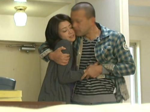 夫よりも隣人の肉棒で快感貪る不貞な四十路奥様…ドアの覗き穴から隣の奥さんが通るのを待ち自宅に連れ込み真昼間から不倫SEX