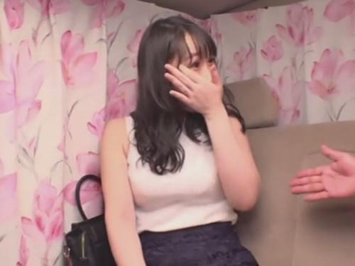 30代ながら可愛いアニメ声のセレブ奥様ナンパして車連れ込み❤謝礼渡し下着調査と称し悪戯して発情させたら寝取り生ハメ！