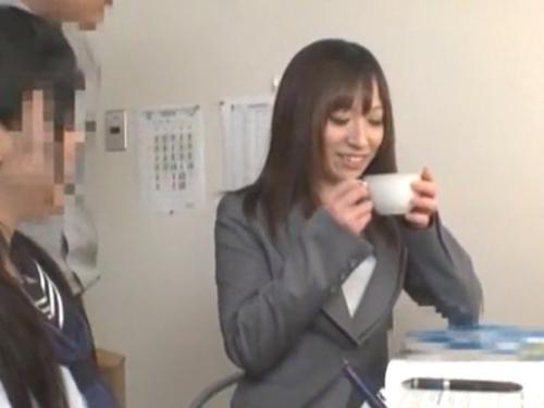 娘の可愛い家庭教師に悪戯したくて媚薬入れたお茶飲ませたら…効き過ぎて白目剥いて発情して肉棒おねだりしてハメ潮噴上げ！