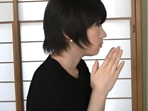『あなた…どうして…』夫を亡くし悲しみ拭えずオナニーしてたら…義弟が訪ねて来て罵られ喪服のまま犯されるショートカット奥様