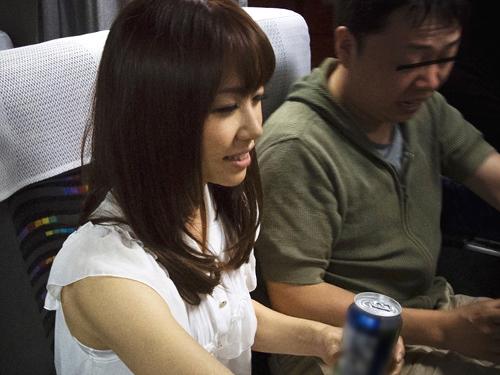 夜行バスで旅行に行くラブラブカップルの彼女が…後ろの席から痴漢魔に悪戯されて恐怖で声も出せずに肉棒ハメられ犯されちゃう…