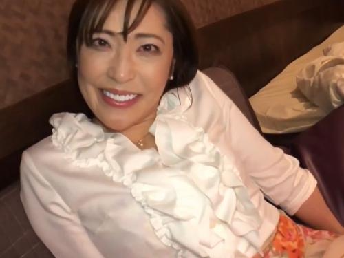 とても五十路には見えない色白美肌のセレブ奥様❤家では清楚装いながら欲求不満我慢出来ずSNSで若い男漁りママ活不倫SEX！