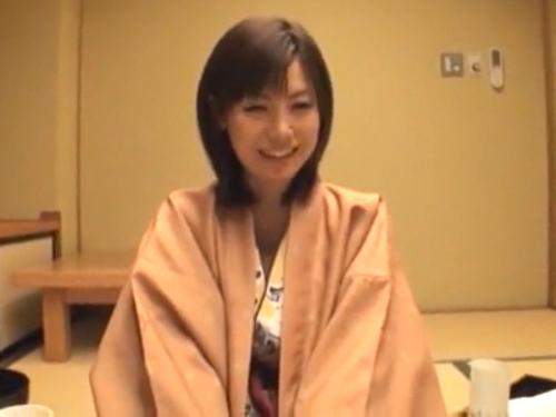 年の離れた旦那とのSEXでは性欲満たされず不倫相手と温泉旅へ行く癒し顔の美人若妻❤浴衣姿でオナニー見せ他人棒でイキまくる