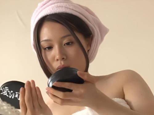 『これ…肌にいいのかしら…？』弟が彼女に使おうしてた強力媚薬を全身に塗り込む姉…下品に発情して父親と弟の肉棒に襲い掛かり…