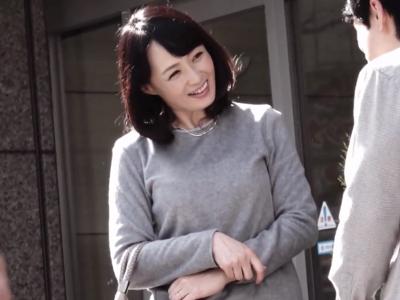 『おばさんをナンパ？…いいの？』とても50代には見えない可愛らしい奥様❤若い男の誘いに嬉しくなってホテルで不倫セックス！