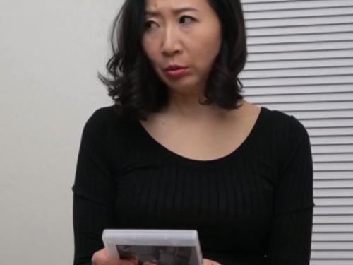 『えっ…あの子…熟女好きなの…？』息子の部屋を掃除してたら見つけたAVやエロ本にお母さんが欲情我慢出来ずにオナニーし始め…