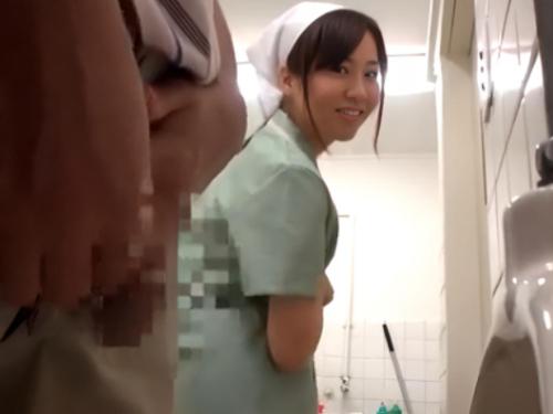 『み…見てませんょ…』トイレで男の肉棒をにやけながら覗く清掃のおばさん❤勃起させて見せつけたら欲求不満な奥様だったようで…