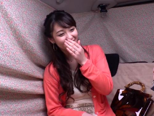 アンケート装い30代セレブ奥様ナンパして車連れ込み❤旦那とのSEXにマンネリ感じてる彼女を下着調査と称し悪戯したら発情…