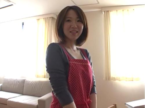 『いきなり撮影…ですか？』元RQの奥様が旦那に相手にされず欲求不満でAV応募したら…自宅突撃されいきなり男優の肉棒咥え…