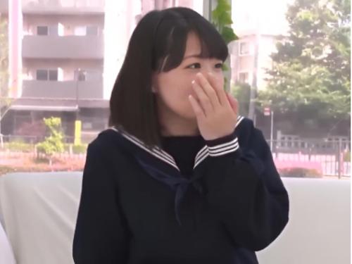 制服モデル体験と謳い純粋で真面目そうな黒髪女子校生ナンパしてMM号連れ込み❤質問責めの最中にデカチン即ハメされて悶絶…