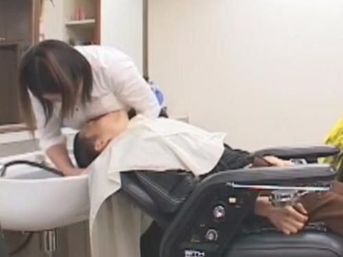 爆乳美容師のおっぱいが無意識に客の顔を圧迫❤勃起したチンポに気づき申し訳なく思ったのかそっと肉棒に手を伸ばし手コキし出し…