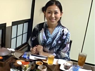 艶やかな色気を醸し出す浴衣姿がソソル色白美人奥様との不倫温泉旅❤天井から吊るし拘束で愛撫に身悶え他人棒ハメて何度も絶頂！
