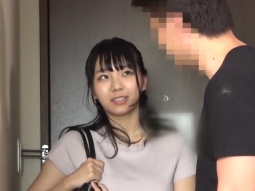 デリヘル呼んでやって来たのがまさかの友達の爆乳彼女…気まずいと思いながらもサービス&本番までしてくれて生ハメ膣内射精！