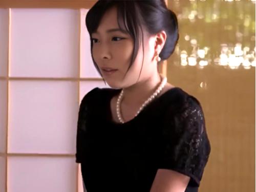『あなた…ごめんなさい…』夫を亡くし間もなくまだ傷も癒えない奥様が…上司に遺影の前で犯され抗いながらも絶頂しちゃう…