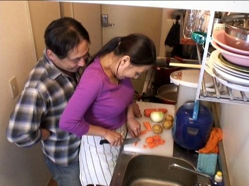 『あの…お尻になんか…』料理専門出張家政婦さんの爆乳に欲情した依頼者がに後ろから肉棒や野菜を股間に押し付け悪戯したら…