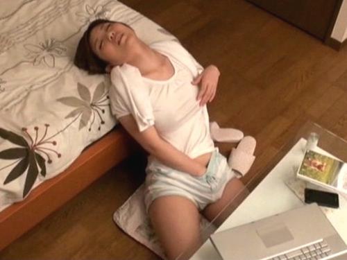 父親が持ってた見たかったDVDを借りて見たら…中身は淫乱化する催眠映像で即発情して性欲抑えられず父親を逆レ〇プする巨乳娘