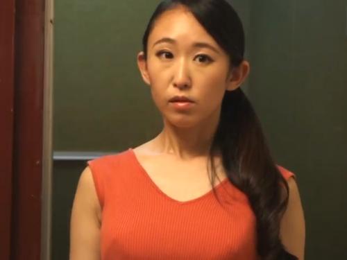 『大きいのが…頭から離れない…』隣人にオナニー覗き見られ迫られた奥様…その時の巨根が忘れられず…再び無理やり迫られ拒めず…