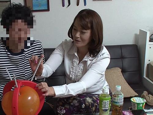 『おばさん口説いて…どうするの…？』若い男にナンパされてヤリ部屋来ちゃった五十路奥様…ゲームに負けて服脱がされ口説かれ…