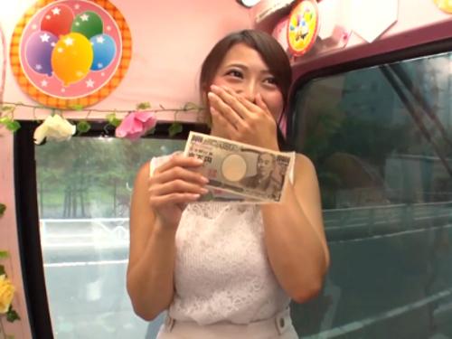 ノースリーブ越しの巨乳がソソる40代の人妻ナンパしてMM便へ❤謝礼渡し若い男とディープキスさせたら欲情して他人棒ハメ…
