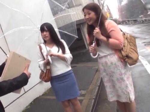 番組取材と称し仲良し四十路お母さんと既婚アラサー娘ナンパ❤母親に電マで悪戯したら発情して娘も釣られ母娘親子丼寝取り逆3P