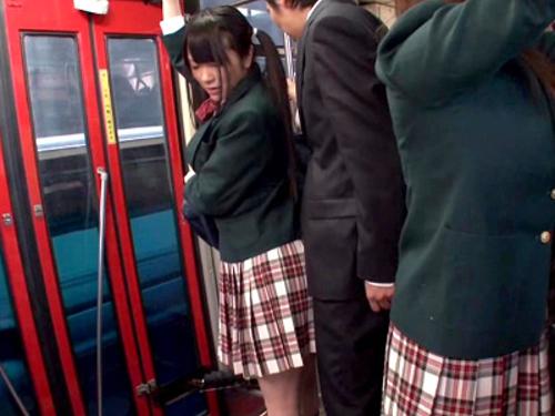 『おじさん…パンツ見たいの…？』バスで鏡でスカートの中覗きする変態オヤジにワザと見せて尻密着させ逆痴漢する激カワ女子校生
