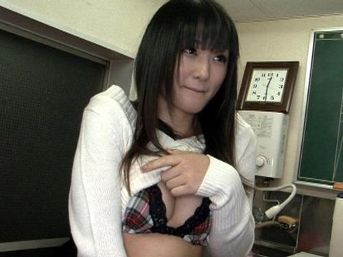 アルバイトのウブな女子校生に常連客用の特別サービスがあると称しおっぱい露出させたら…ドMな性癖露にし肉棒咥えさせ精飲させ…