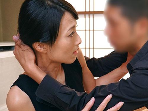 「おばさん…言う通りにしないと…動画ばら撒いちゃうょ？」友人の家へ遊びに行ったらお母さんがオナニー…盗撮して脅し無理やり…