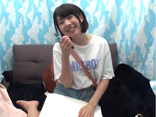 黒髪ショートでロリ顔の幼い雰囲気の女子大生ナンパして車連れ込み❤脱いだらちっぱい無毛マ〇コの未熟な躰をデカチン男に弄られ…