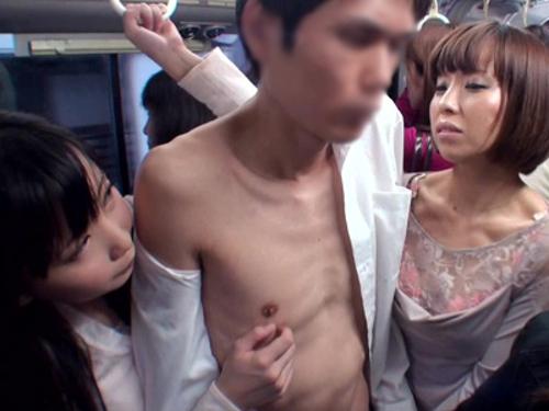 『ねぇ…なんで勃起しちゃったの？』乗客は奥様ばかりで満員のバスに乗ったら…巨乳プリ尻の密着で誘惑されて集団逆痴漢された…