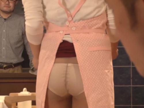 寝取られ願望ある変態鬼畜性癖の旦那が部下の前で妻に羞恥命令…エプロンの間からパンツ見せて欲情誘い入浴中全裸で背中流し…