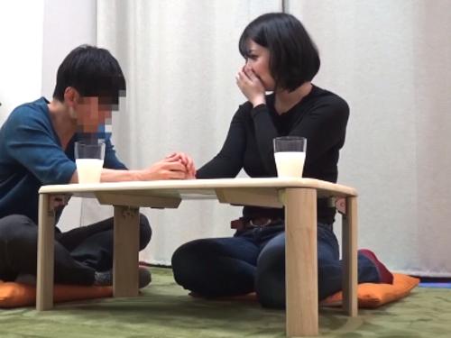 『えっ…冗談…ですょね…？』同じ幼〇園に通う近所のママ友が父子家庭のイケメンパパを心配して世話してたら手を握られ迫られて…