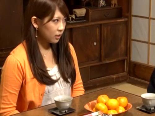 スケベ顔した欲求不満そうな団地妻を町内会のたまり場に呼んでこたつの中で悪戯したら…抵抗せずにおっぱいマンコ弄られ感じて…