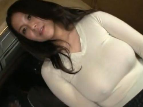 むっちり豊満ボディと大きなおっぱい爆乳がエロさソソルスナックのママさん…因縁つけて来たヤクザを乳ビンタと肉厚マンコで撃退