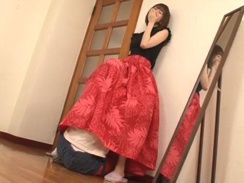 『ちょっ…そんなとこ舐めちゃダメょ…』叔母のロングスカートの中に甥がふざけて潜りこんできて…マ〇コ悪戯されてイカされ…