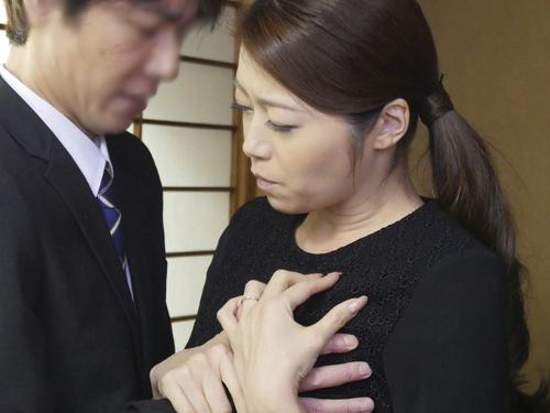 絶倫の旦那に先立たれSEXに飢える性欲旺盛な淫乱奥様『お願い…おちんちん欲しいの…』法要に来た夫の同僚に肉棒おねだり…