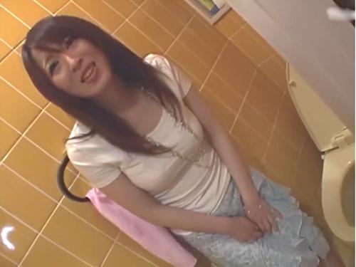 『トイレでおしっこさせて下さい…』欲求不満でAV応募した若妻にお漏らし強要してM性擽り卑猥なランジェリー着せ羞恥心煽り…