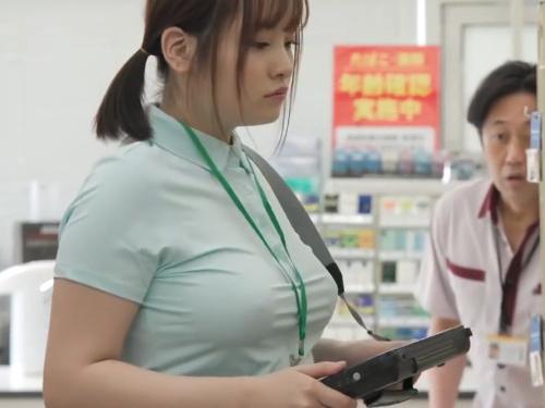 「えっ？…ノーブラ…！？」コンビニバイトのちょいポチャ爆乳女子校生のおっぱい挑発に負けた店長が…不倫セックスに溺れて…