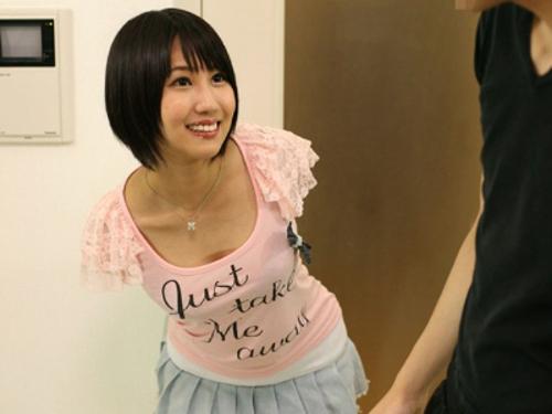 黒髪ショートカットの清純そうで明るい笑顔が可愛いAVアイドルが素人宅突撃❤水着でオナニー見せて勃起誘い生ハメさせ膣内射精