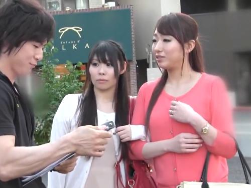 買物中の仲良し母娘をインタビュー装いナンパ❤ドMなマッチョ男のチ〇ポを足責めさせたら勃起した肉棒にお母さんが欲情して…